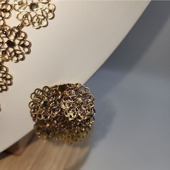 Vendome Flower Mesh Bib Necklace and Clip On Earrings Set 1960s Vtg - Picture 4 of 9